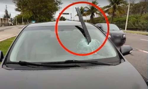 
          Imagem ilustrativa da imagem Barra de ferro é lançada contra carro em movimento em Vitória
          