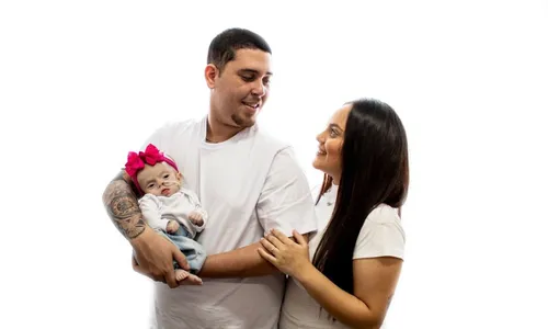 
          Imagem ilustrativa da imagem Bebê de seis meses enfrenta batalha pela vida após 8 cirurgias
          