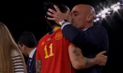 
          Imagem ilustrativa da imagem Beijo forçado: Justiça abre processo por agressão sexual contra Luis Rubiales
          