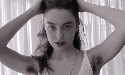 
          Imagem ilustrativa da imagem Bel Moreira rebate críticas após postar foto com pelos nas axilas
          