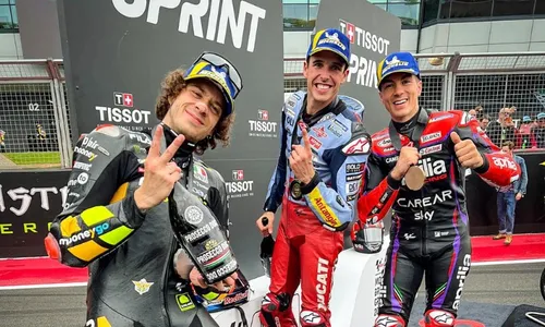 
          Imagem ilustrativa da imagem Bezzecchi supera pista molhada e garante pole no GP da Inglaterra
          