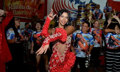 
          Imagem ilustrativa da imagem Boneco gigante e show de luzes em minidesfile de pré-carnaval no ES
          