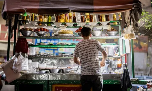 
          Imagem ilustrativa da imagem Brasileiro mais escolarizado vê renda desabar e cai na informalidade
          