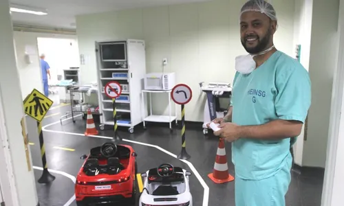 
          Imagem ilustrativa da imagem Brincadeiras com carrinhos a caminho da sala de cirurgia
          