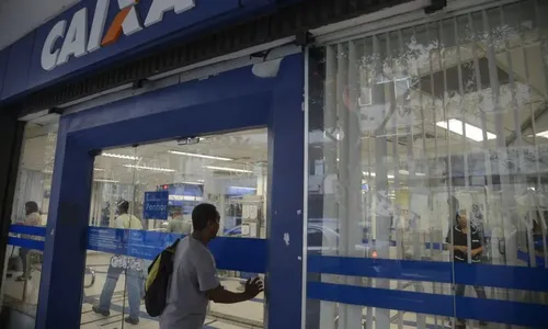 
          Imagem ilustrativa da imagem Caixa abrirá agências 1 hora mais cedo para renegociar dívidas nesta sexta-feira
          