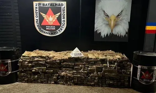 
          Imagem ilustrativa da imagem Caminhão com 1 tonelada de maconha tomba em frente a batalhão da PM
          