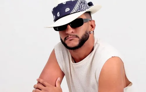 
          Imagem ilustrativa da imagem Cantor de brega-funk e mulher são mortos a tiros em festa no Recife
          