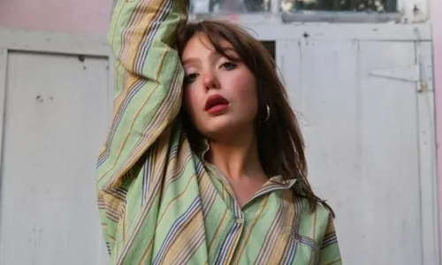 
          Imagem ilustrativa da imagem Cantora britânica Faye Fantarrow morre aos 21 anos de câncer raro
          