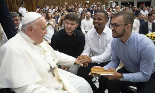 
          Imagem ilustrativa da imagem Capixabas dão presente para o Papa
          