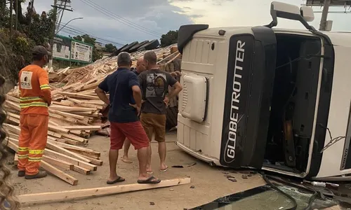 
          Imagem ilustrativa da imagem Carreta carregada de madeira tomba e atrapalha trânsito no Sul do ES
          