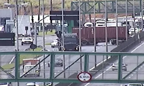 
          Imagem ilustrativa da imagem Carreta fica atravessada na pista e interrompe trânsito na BR-262 no ES
          