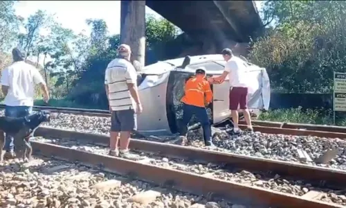 
          Imagem ilustrativa da imagem Carro cai sobre ferrovia e deixa duas pessoas feridas no Norte do ES
          