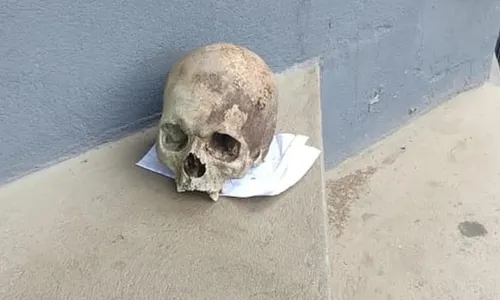 
          Imagem ilustrativa da imagem Carta é deixada junto a crânio humano em delegacia no Maranhão
          