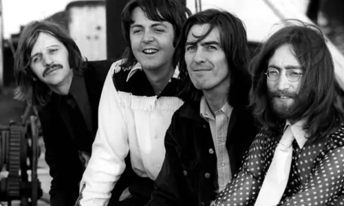 
          Imagem ilustrativa da imagem Cartão com referência nazista e outros objetos dos Beatles vão a leilão
          