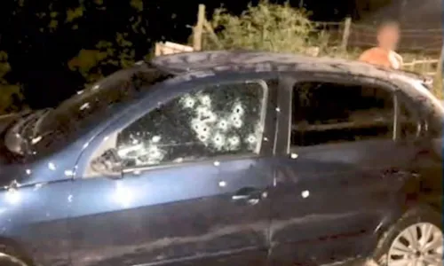 
          Imagem ilustrativa da imagem Casal é alvo de emboscada e tem carro atingido por mais de 80 tiros em Cariacica
          