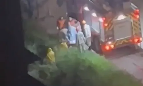 
          Imagem ilustrativa da imagem Casal é alvo de emboscada e tem carro atingido por mais de 80 tiros em Cariacica
          