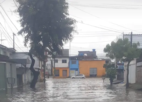 
          Imagem ilustrativa da imagem Chuvas deste sábado causam transtornos no Grande Recife e Zona da Mata
          