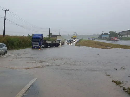 
          Imagem ilustrativa da imagem Chuvas fazem Grande Recife e Zona da Mata entrarem em alerta vermelho
          