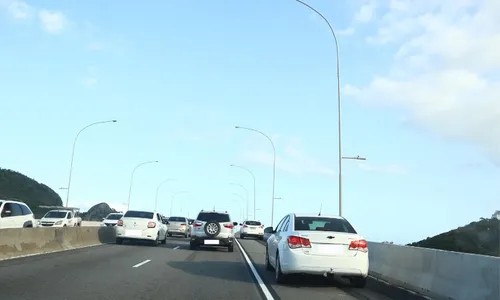 
          Imagem ilustrativa da imagem Cinco carros flagrados por minuto em faixa exclusiva para ônibus na Terceira Ponte
          