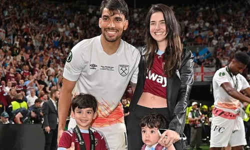 
          Imagem ilustrativa da imagem Com festa de Paquetá e Palmieri em estádio lotado, West Ham celebra título
          