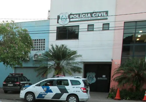 
          Imagem ilustrativa da imagem Comerciante é preso após roubar carro, sofrer acidente e tentar fugir no ES
          