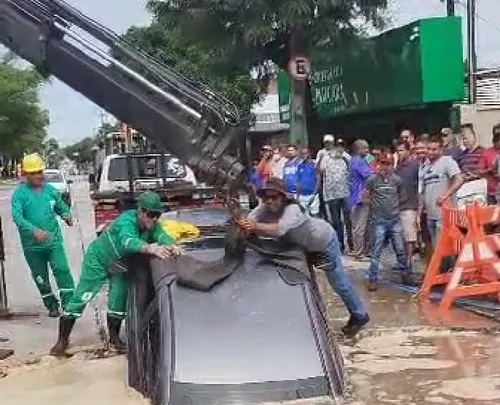 
          Imagem ilustrativa da imagem Compesa e Emlurb não se entendem sobre cratera da Avenida Recife
          