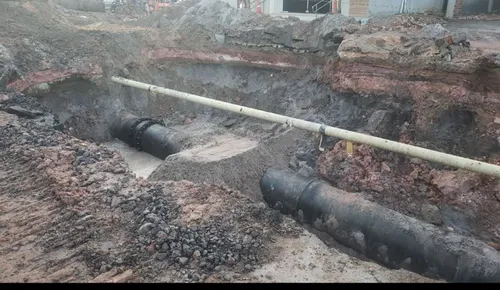 
          Imagem ilustrativa da imagem Compesa termina conserto de adutora em Pontezinha
          