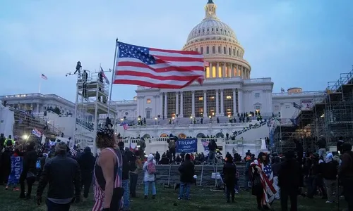 
          Imagem ilustrativa da imagem Condenações por invasão do Capitólio nos EUA prosseguem e já passam de 600
          