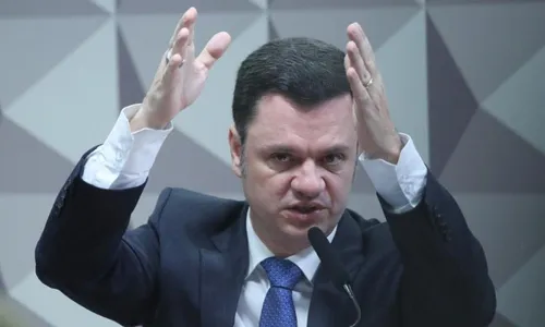 
          Imagem ilustrativa da imagem Confusão na CPMI do 8/1 tem tapa na mesa e acusação de cusparada
          