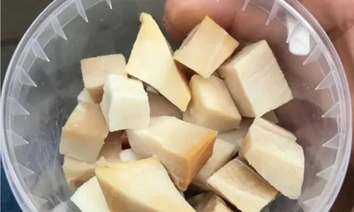 
          Imagem ilustrativa da imagem Conheça o Hákarl, petisco feito de carne apodrecida de tubarão
          