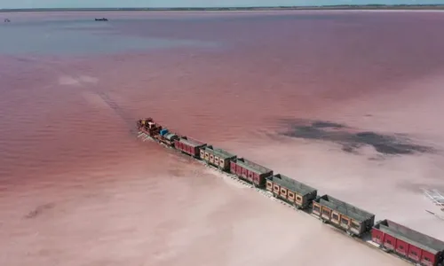 
          Imagem ilustrativa da imagem Conheça o lago cor de rosa que tem poder de cura e é atravessado por trem
          