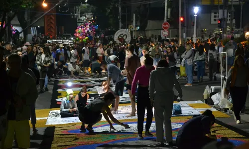 
          Imagem ilustrativa da imagem Corpus Christi com mais de 2 km de tapetes em Castelo
          