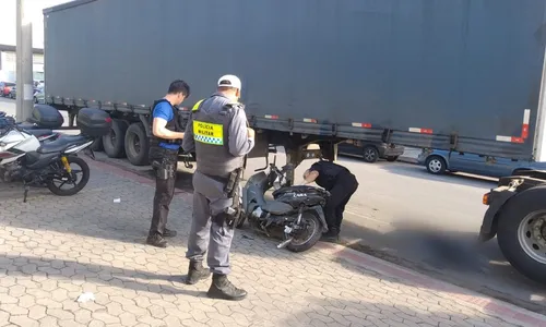 
          Imagem ilustrativa da imagem Cozinheiro morre após colidir com carreta na Serra
          