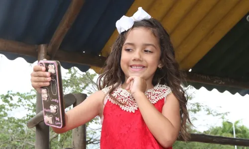 
          Imagem ilustrativa da imagem Crianças ganham fama na internet
          