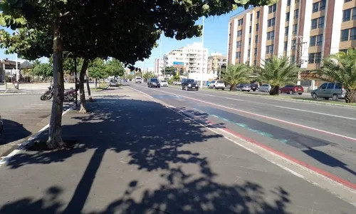 
          Imagem ilustrativa da imagem Criminosos são presos por assalto a grupo de amigos no calçadão de Camburi
          