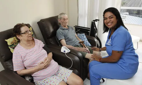 
          Imagem ilustrativa da imagem Cuidador de idosos vira profissão em alta no Estado
          