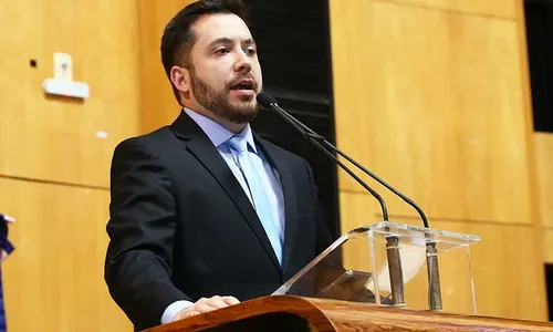 
          Imagem ilustrativa da imagem Da cadeia, Armandinho Fontoura pede prisão de vereador de Vitória
          