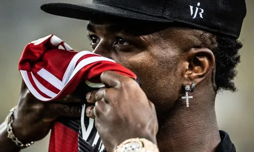 
          Imagem ilustrativa da imagem De férias no Brasil, Vini Jr vai ao Maracanã acompanhar Vasco x Flamengo
          