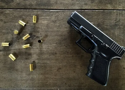 
          Imagem ilustrativa da imagem Decreto reduz limite de armas por atiradores e passa para PF controle de CAC
          