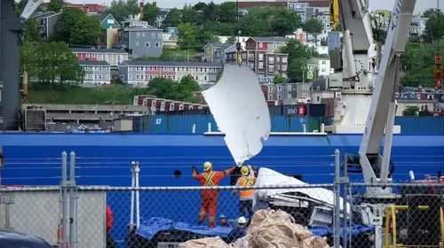 
          Imagem ilustrativa da imagem Destroços do submersível Titan chegam a porto no Canadá. Veja imagens
          