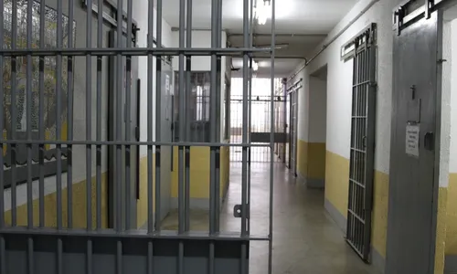 
          Imagem ilustrativa da imagem Detentos fogem de presídio da Serra por abertura de ventilação da cela
          