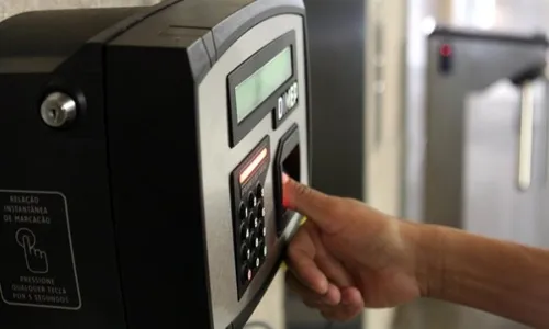 
          Imagem ilustrativa da imagem Dez mil servidores públicos estão livres de bater ponto no ES
          