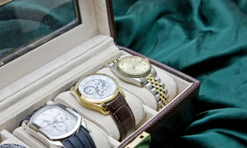 
          Imagem ilustrativa da imagem Diplomata convida motoboys para realizar fetiches e tem item de luxo roubado
          