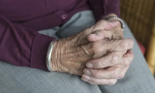 
          Imagem ilustrativa da imagem Disque 100 tem 47 mil denúncias de violência contra pessoas idosas
          