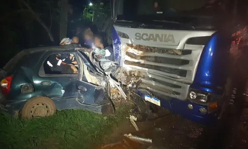 
          Imagem ilustrativa da imagem Dois jovens morrem em colisão entre carreta e carro no Sul do Estado
          