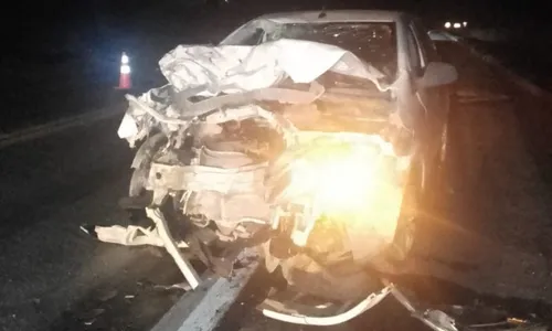 
          Imagem ilustrativa da imagem Dois motociclistas morrem ao bater de frente com carro na BR-101 no ES
          