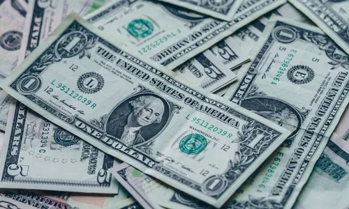 
          Imagem ilustrativa da imagem Dólar cai para R$ 4,73 e fecha no menor valor em 15 meses
          