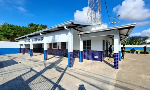 
          Imagem ilustrativa da imagem Drogas e armas são encontradas em teto do Batalhão da PM na Serra
          