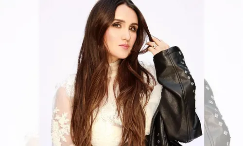 
          Imagem ilustrativa da imagem Dulce Maria aparece ruiva como "Roberta" e agita fãs de RBD
          