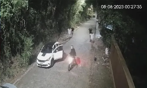 
          Imagem ilustrativa da imagem Dupla que usava submetralhadora e roubava carros no Morro do Moreno é presa
          